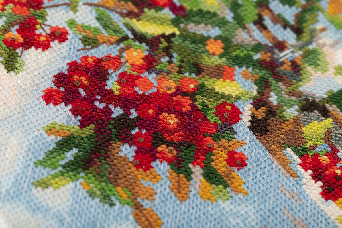 Please note that the actual colours of the embroidery may vary from the